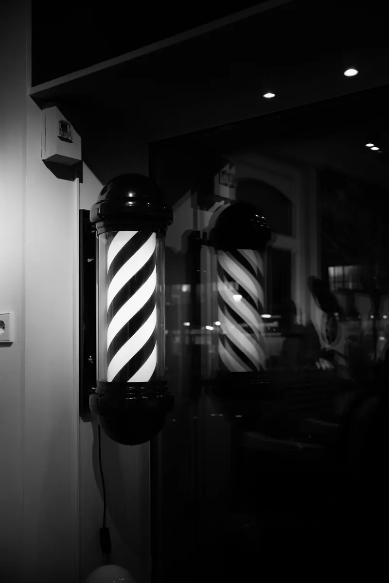 Barber-Pole leuchtet am Abend im Schaufenster