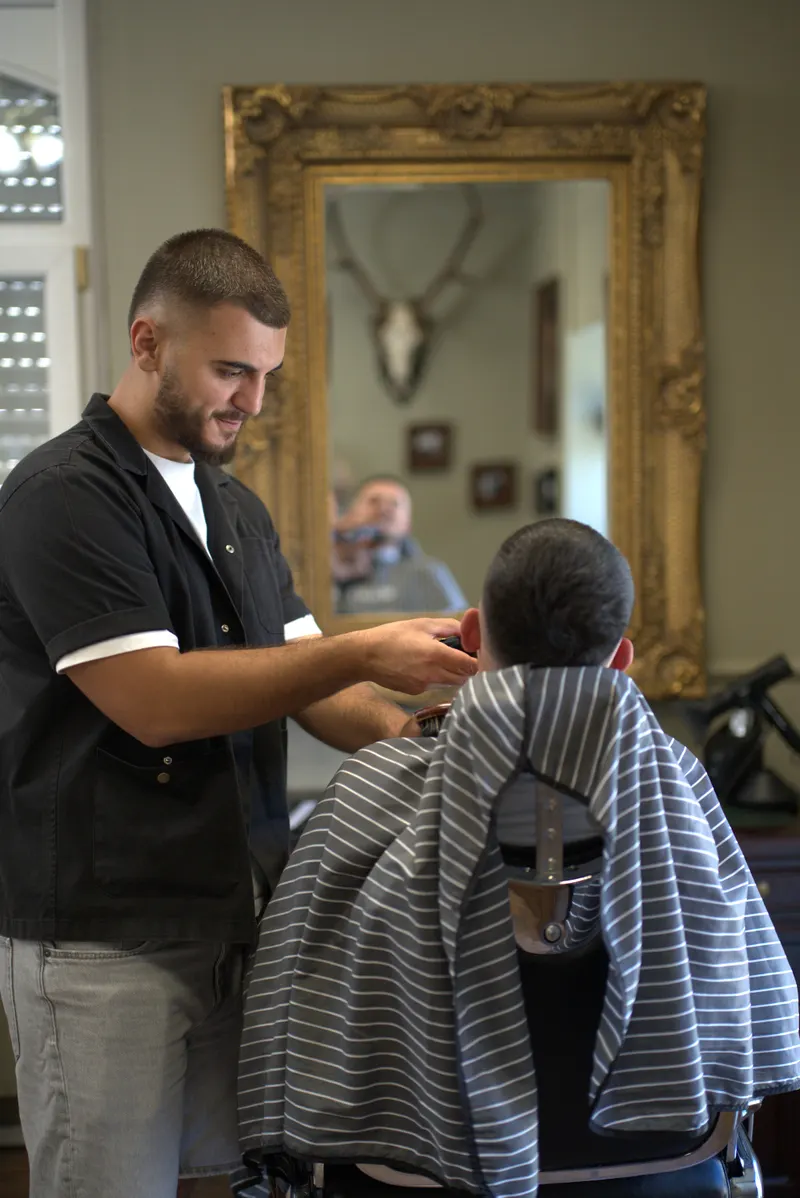 Fade-Arbeit vor dem Goldspiegel bei Der Barbier in Weil am Rhein